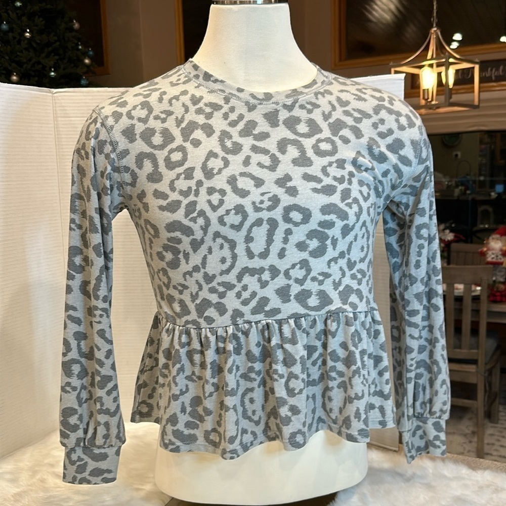 Mystree grey leopard print cropped long sleeve super soft shirt oversized small